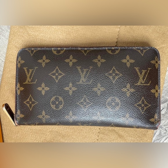 Louis Vuitton's iconic Zippy Organizer wallet in historic Monogram canvas - Picture 2 of 15